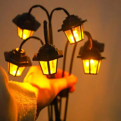 Retro Lantern Decorative Light Solar-powered 6 LED Retro Street Lamp Shaped Decorative Light Suitable for Garden Courtyard